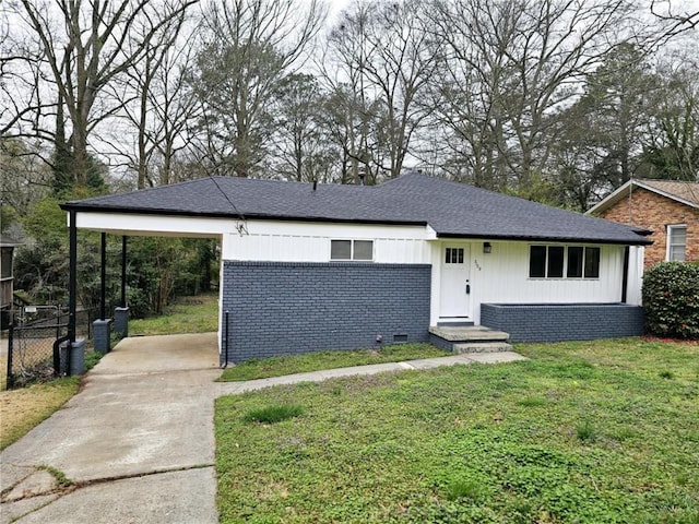 view of front of home with a front yard and a carport