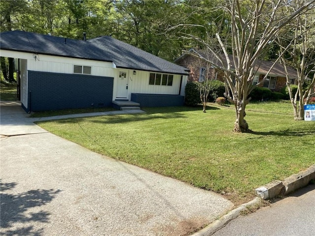 view of front facade featuring a front lawn