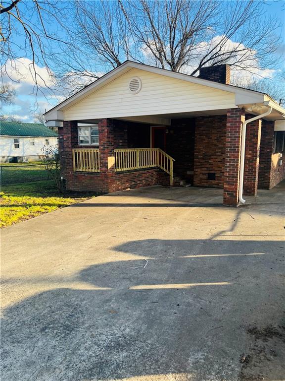 view of front facade with a porch and a carport