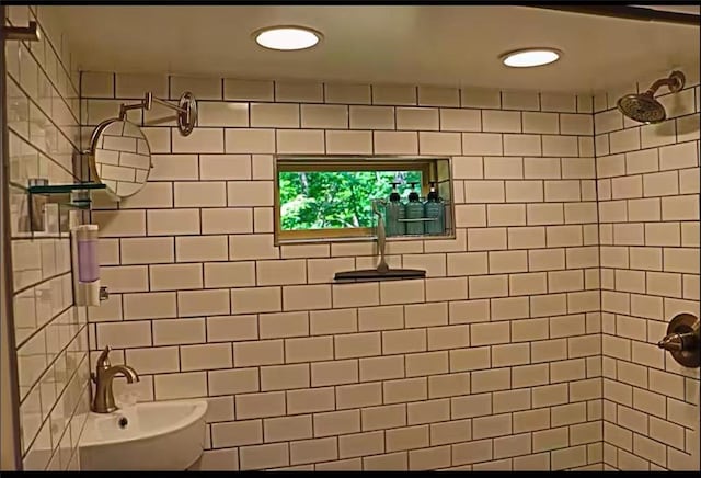 225 Overlook Cir, Clarkesville, GA 30523 - bathroom with a tile shower, recessed lighting, and a sink