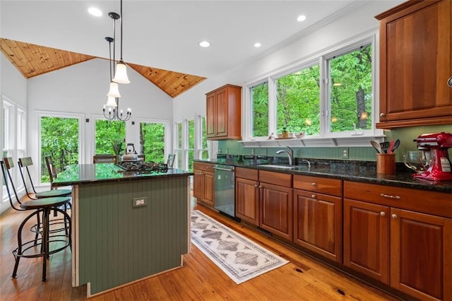 74 Cherokee Way, Big Canoe, GA 30143 - kitchen with a kitchen breakfast bar, a kitchen island, a sink, light wood-style floors, and stainless steel appliances