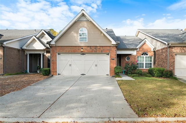 view of front of property featuring a front lawn