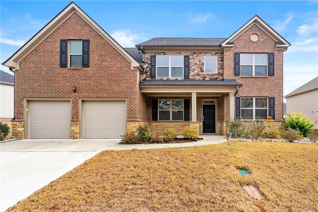 view of front of home featuring a front yard and a garage