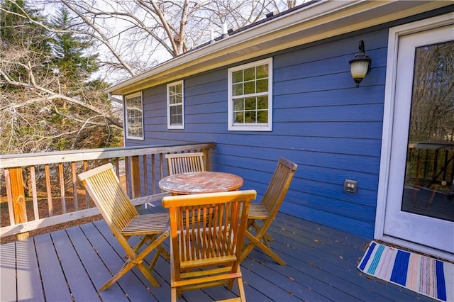 deck with outdoor dining space