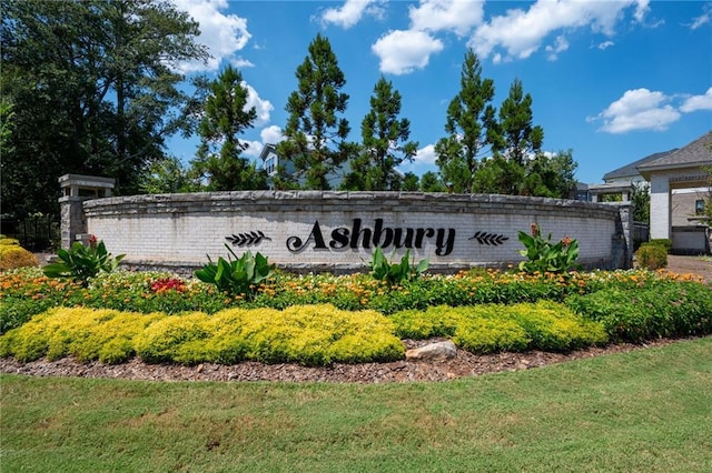 community / neighborhood sign featuring a yard