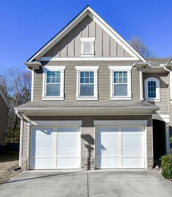 view of front facade with a garage