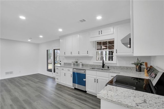 kitchen featuring visible vents, a sink, wood finished floors, electric range oven, and dishwasher