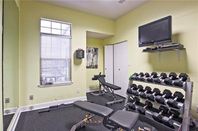 exercise area featuring baseboards