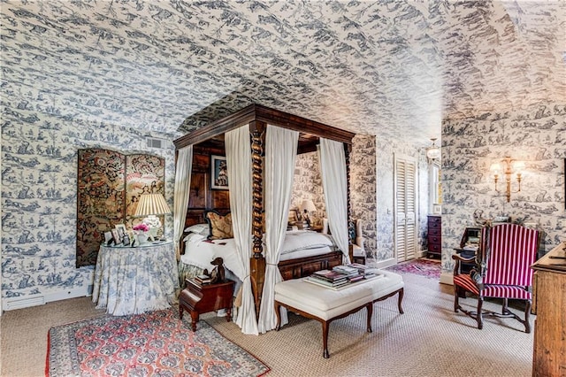 living area with baseboards, carpet flooring, wallpapered walls, and visible vents