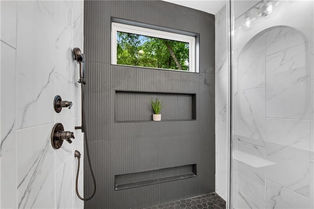 bathroom featuring a tile shower