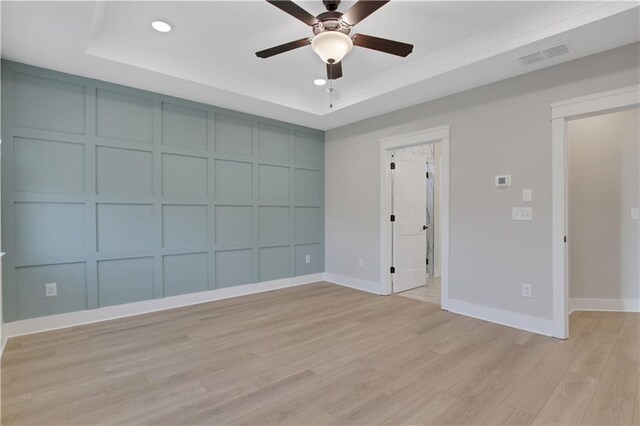 kitchen featuring a sink, light wood-style floors, appliances with stainless steel finishes, light countertops, and under cabinet range hood