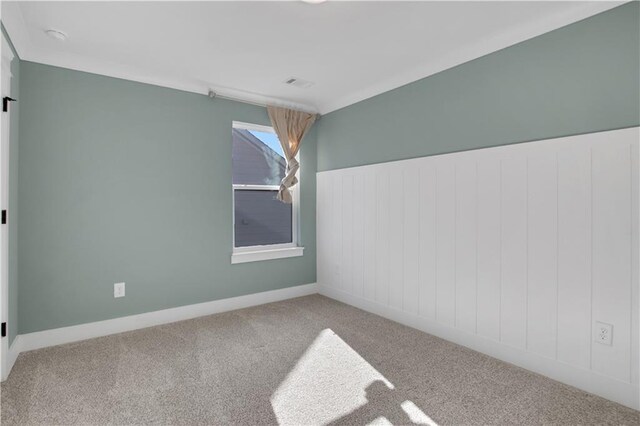 unfurnished room featuring carpet, visible vents, and baseboards