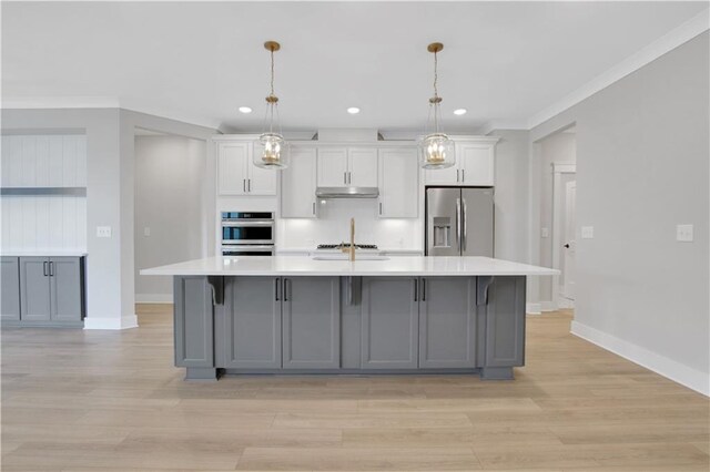 spare room with recessed lighting, a tray ceiling, visible vents, a ceiling fan, and a decorative wall