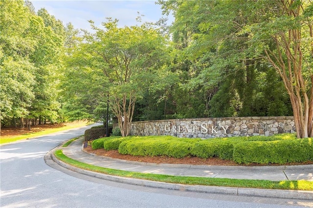 community sign featuring a forest view