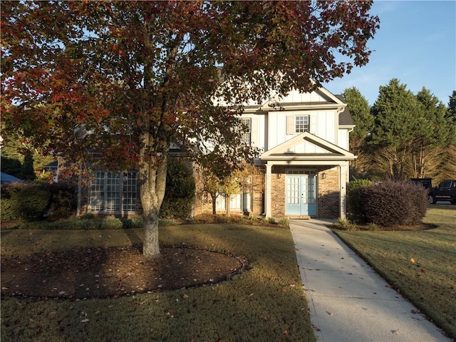 view of front facade featuring a front lawn