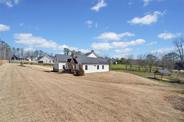 view of front of house featuring a front lawn and fence