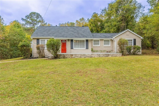 ranch-style home featuring a front lawn