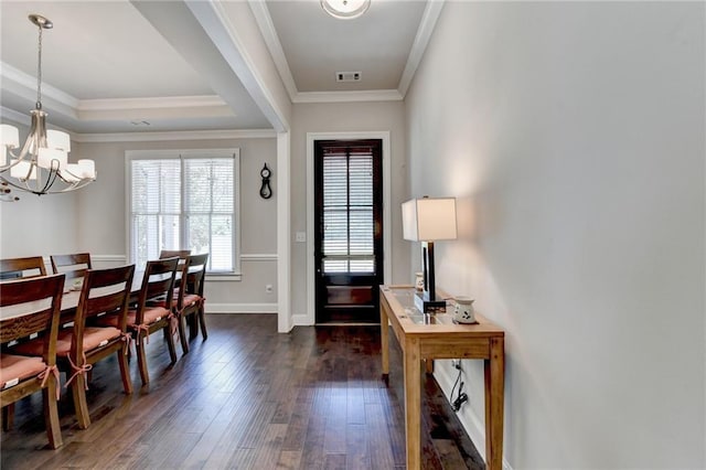 entrance foyer with an inviting chandelier, a tray ceiling, dark wood-style flooring, and visible vents