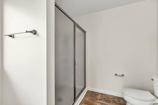 1530 Avalon Creek Rd, Sugar Hill, GA 30518 - full bath with a shower stall, toilet, and baseboards