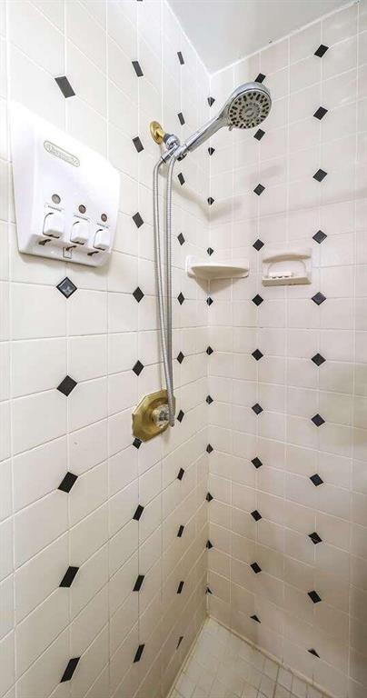 bathroom featuring tiled shower