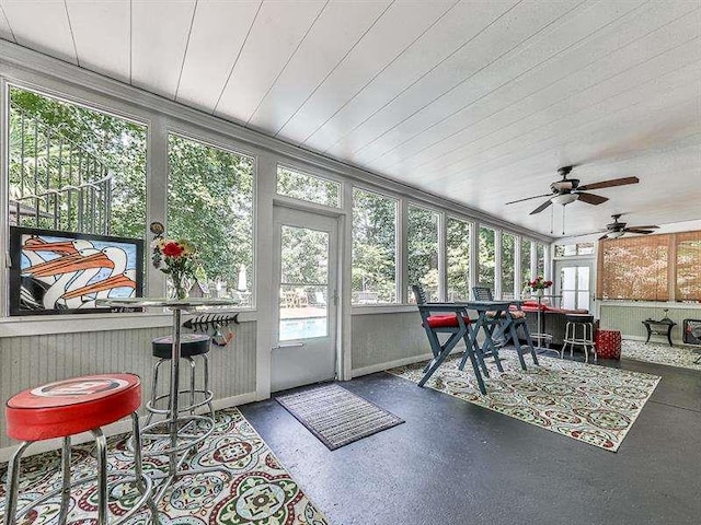 sunroom featuring a ceiling fan