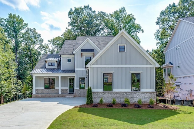 view of front of property with a front yard