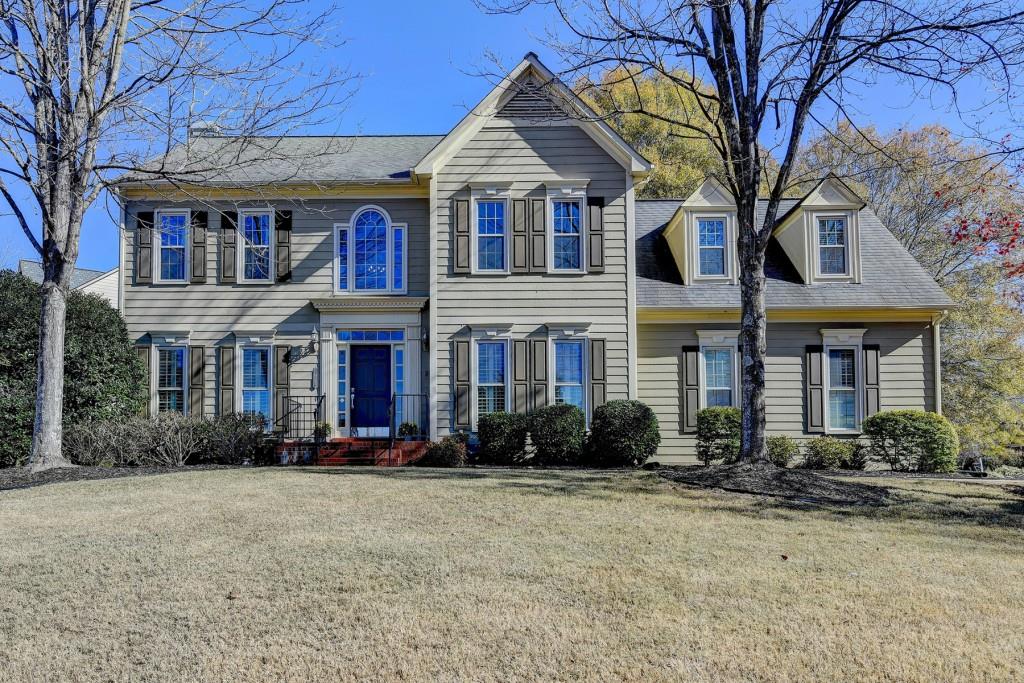 view of front of house featuring a front yard