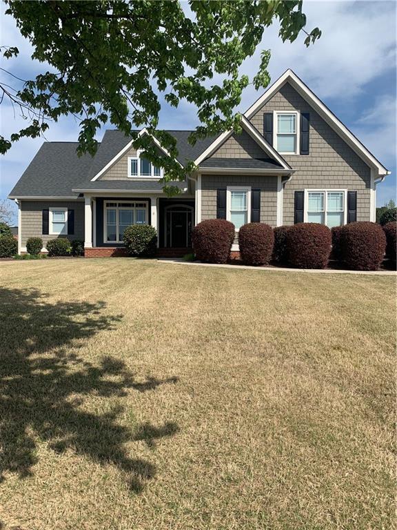 craftsman house featuring a front yard