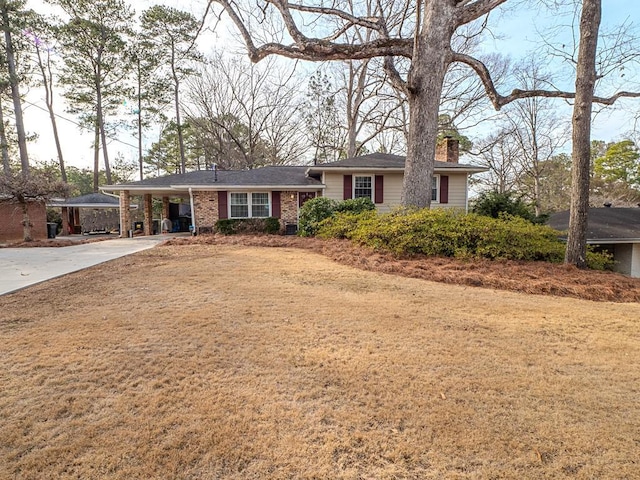 view of front facade featuring a carport and a front lawn