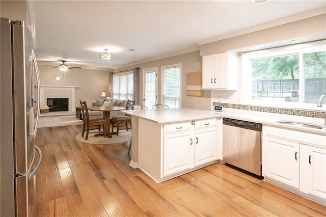 4130 Providnce Sq, Alpharetta, GA 30009 - kitchen featuring stainless steel appliances, a sink, open floor plan, crown molding, and a peninsula