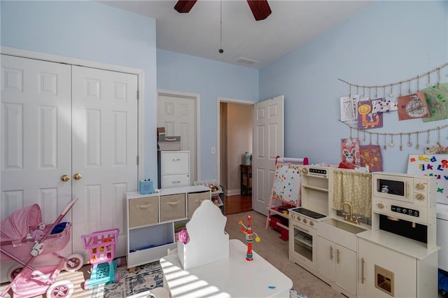 recreation room featuring sink and ceiling fan