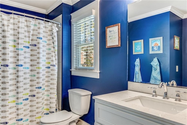 full bath featuring a shower with shower curtain, crown molding, toilet, and vanity