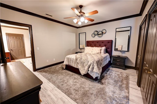 bedroom with light wood-type flooring, a closet, ceiling fan, and crown molding