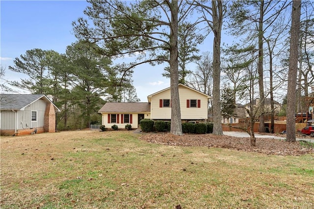 split level home featuring a front yard