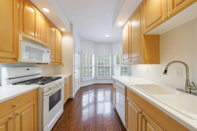 50 Biscayne Dr Unit 2106, Atlanta, GA 30309 - kitchen featuring white appliances, dark wood-style floors, a sink, tasteful backsplash, and recessed lighting