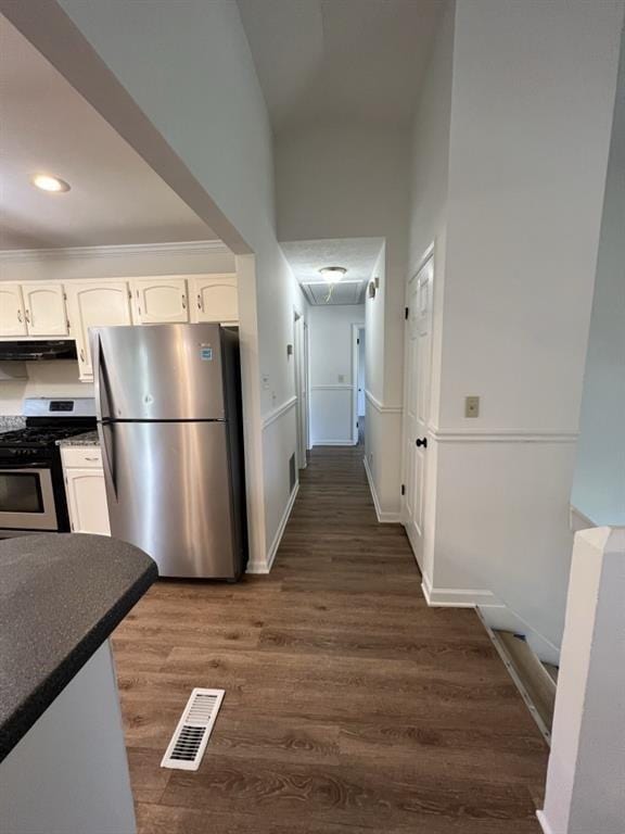 981 Dundee Dr, Lilburn, GA 30047 - kitchen featuring white cabinets, under cabinet range hood, visible vents, and stainless steel appliances