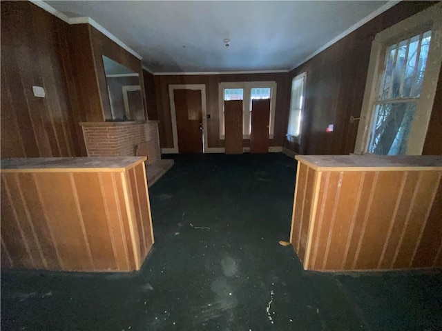 foyer entrance featuring crown molding