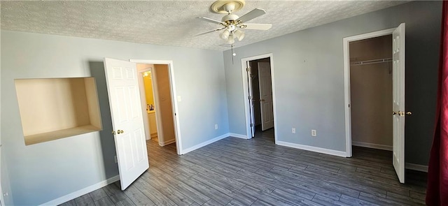 unfurnished bedroom featuring a textured ceiling, dark hardwood / wood-style flooring, a closet, and ceiling fan