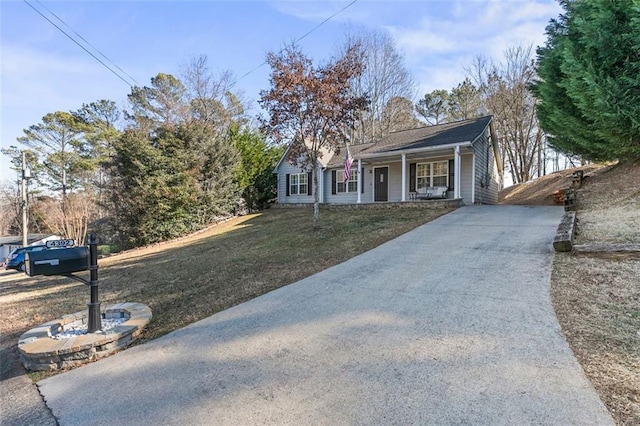 view of front of property featuring a porch and a front yard