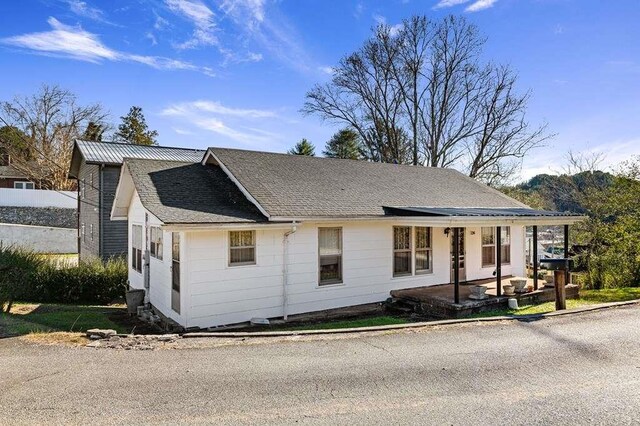 single story home featuring a porch