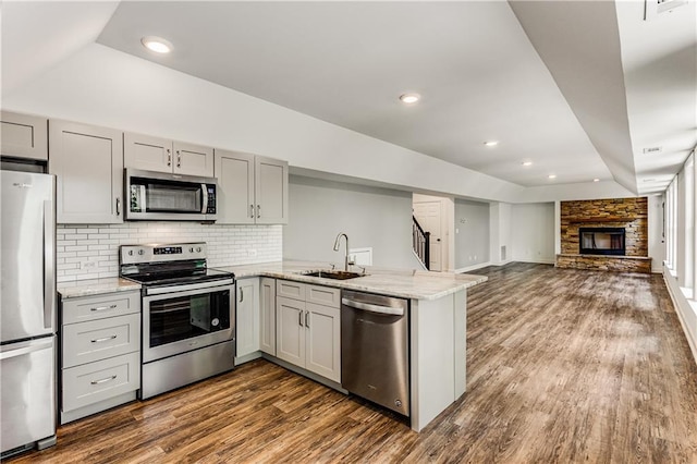 51 River Overlook Ct, Dawsonville, GA 30534 - kitchen with stainless steel appliances, a sink, dark wood-style flooring, gray cabinets, and a peninsula