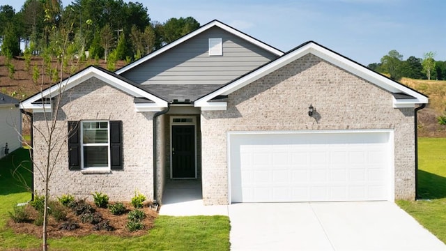 view of front facade with a garage and a front yard