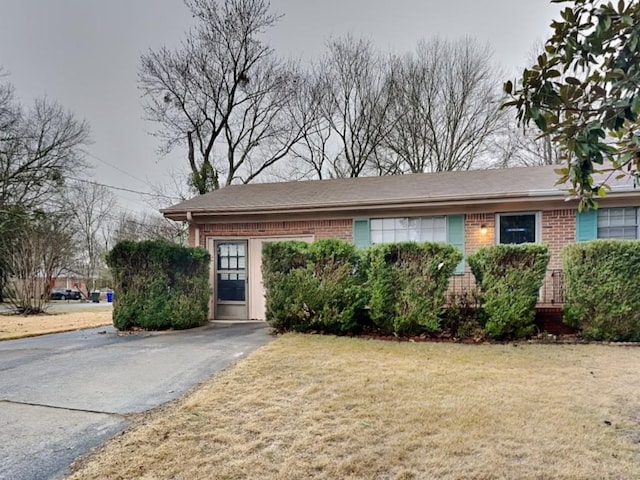 view of front of home with a front lawn