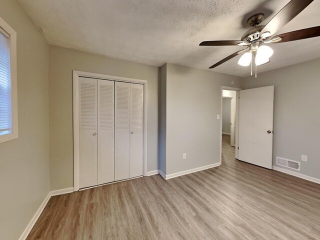 unfurnished room featuring dark wood-type flooring and ceiling fan