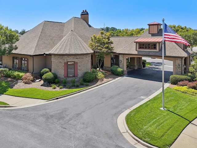 view of front of property featuring a front yard and a garage