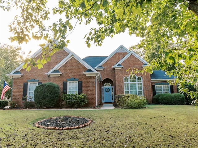 view of front of property featuring a front lawn