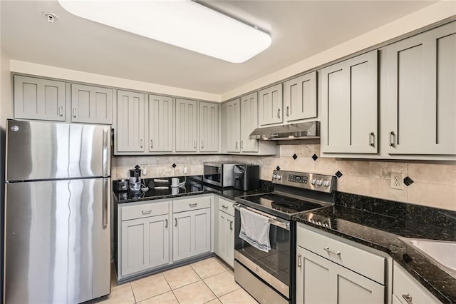kitchen featuring under cabinet range hood, stainless steel appliances, and gray cabinetry