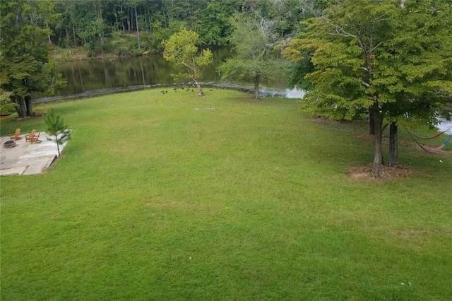 view of yard featuring a water view