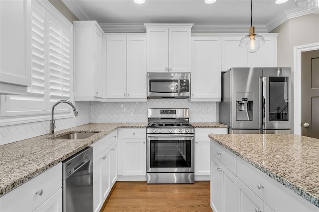 1547 Cambridge Pl, Marietta, GA 30062 - kitchen featuring stainless steel appliances, a sink, white cabinets, decorative backsplash, and crown molding