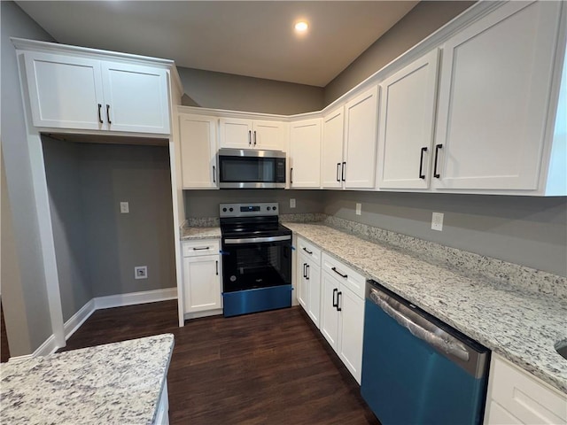 unfurnished room featuring dark hardwood / wood-style floors, ceiling fan, and a tray ceiling